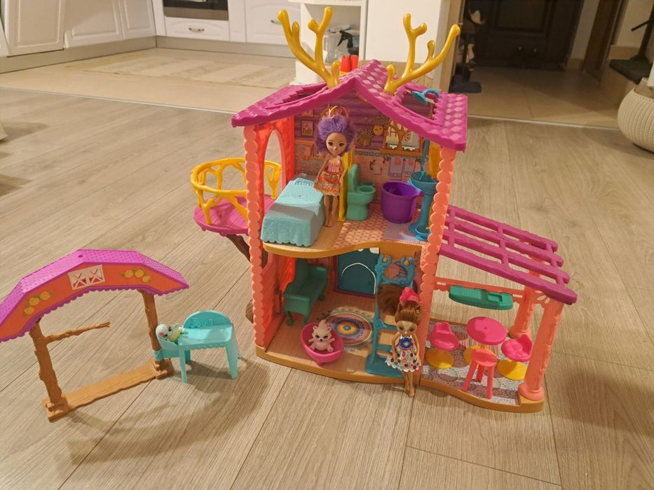 Casa Enchantimals + 2 Papusi si diferite accesorii.