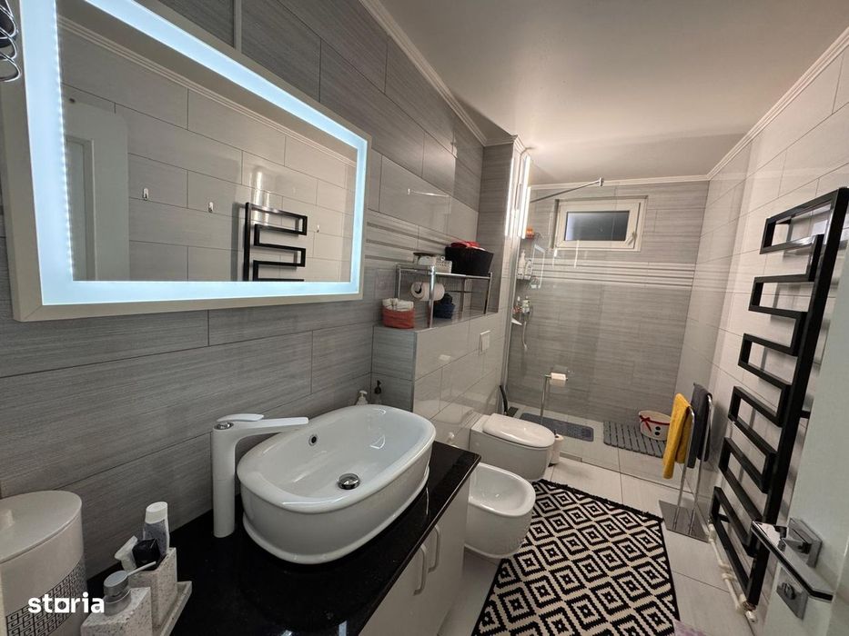 Zamca - apartament cu 3 camere, etaj 1, boxa si garaj