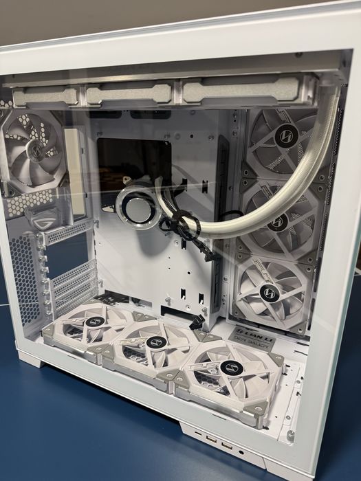 Carcasă PC premium Lian Li O11 Dynamic EVO XL alba + cooler Lian Li AIO