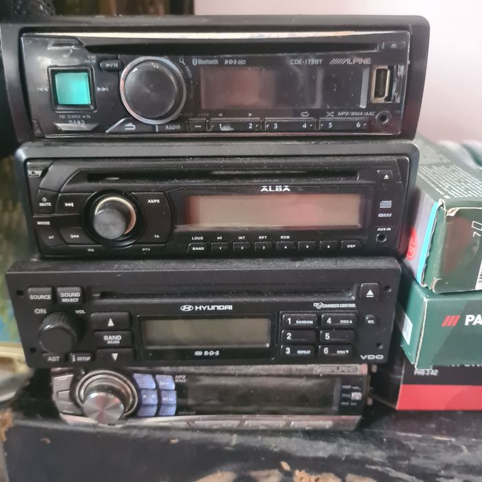 Subwoofer, stații auto,casetofoane, boxe și cabluri groase  și siguranțe