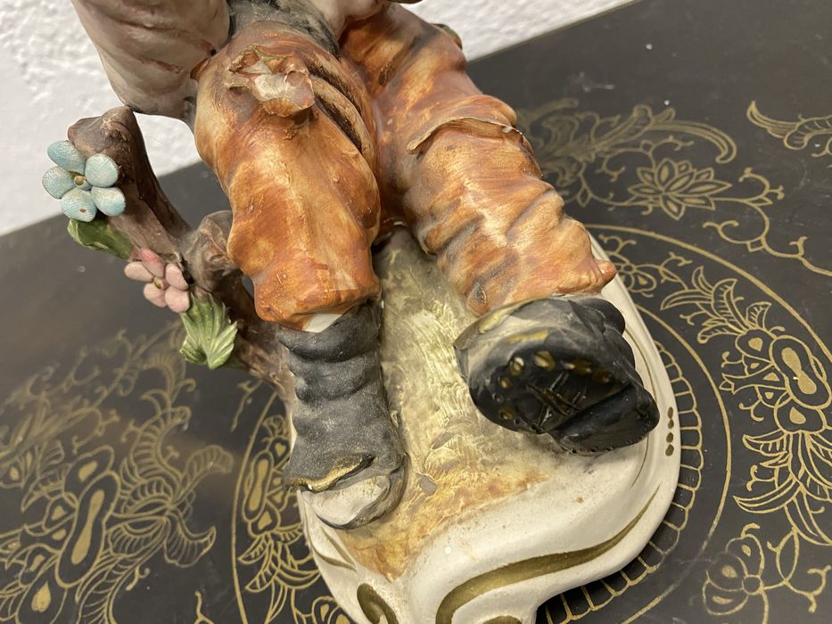 Стара италианска фигура от порцелан каподимонте