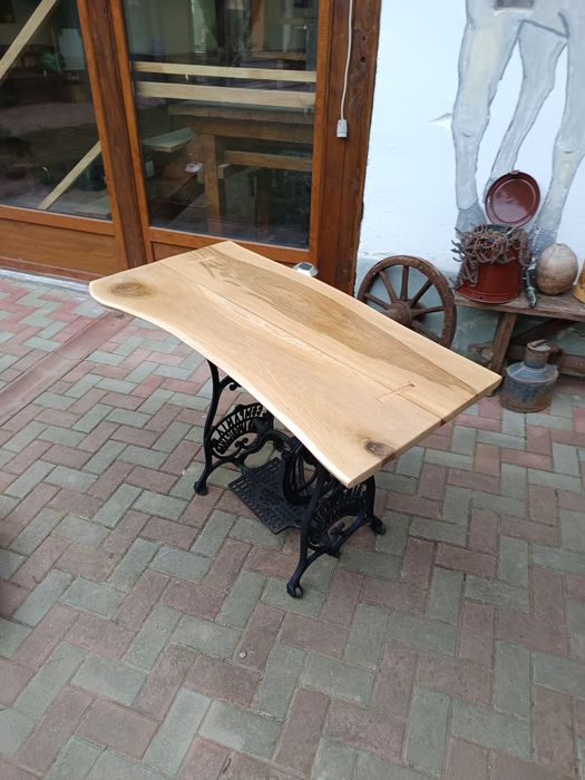 Masa sau birou din mașină de cusut