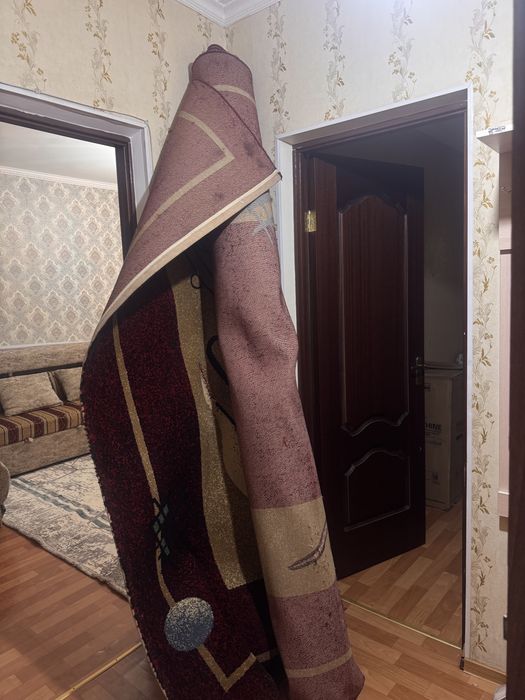 Стиральный машина , кілем , стол