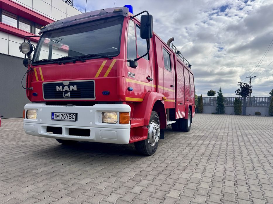 Mașina de pompieri MAN 14.224, înmatriculată și dotată cu echipamente