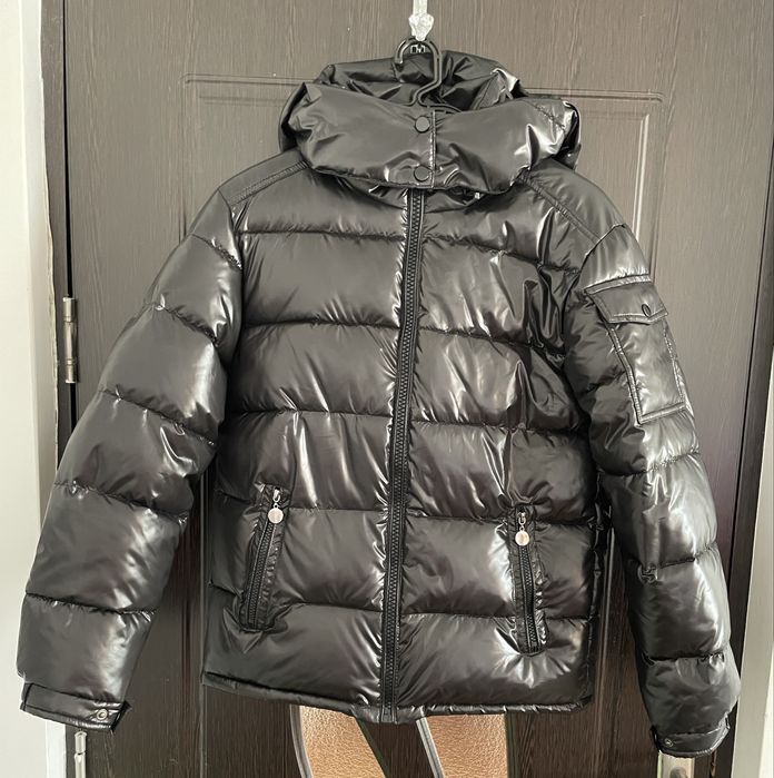 Geaca cu gluga neagra lucioasa