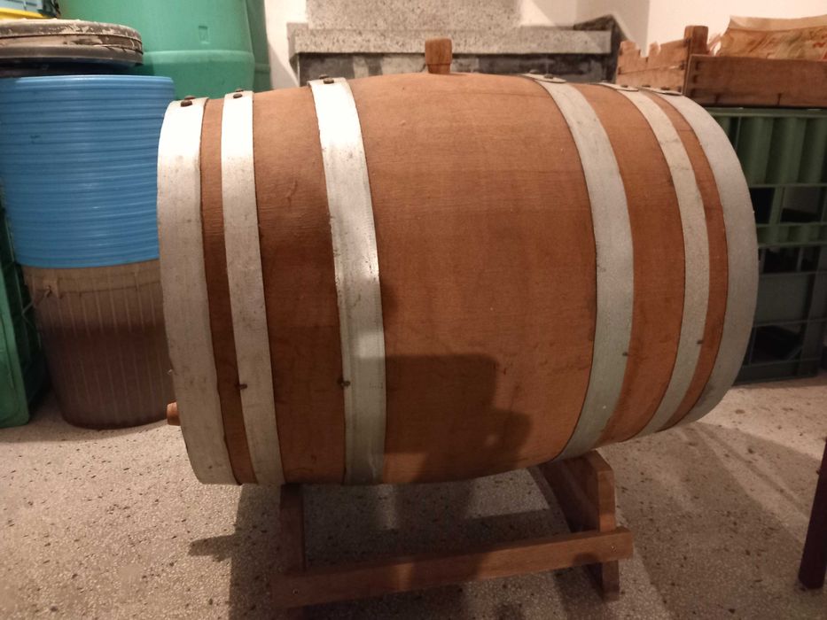 Дъбова бъчва 100 литра със стойка