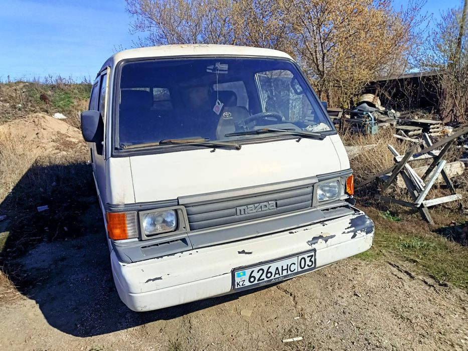 Белый бусик Мазда