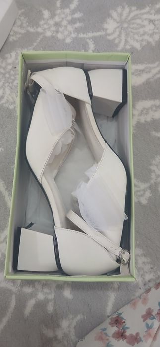 Ayollar va qizlar uchun  tufli