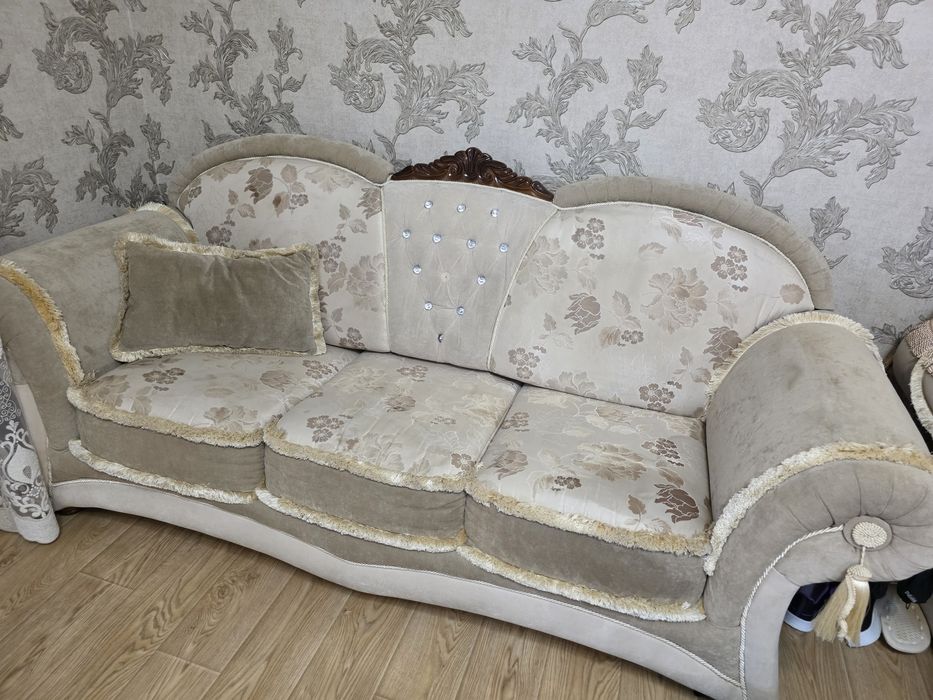 Продам диван с креслами