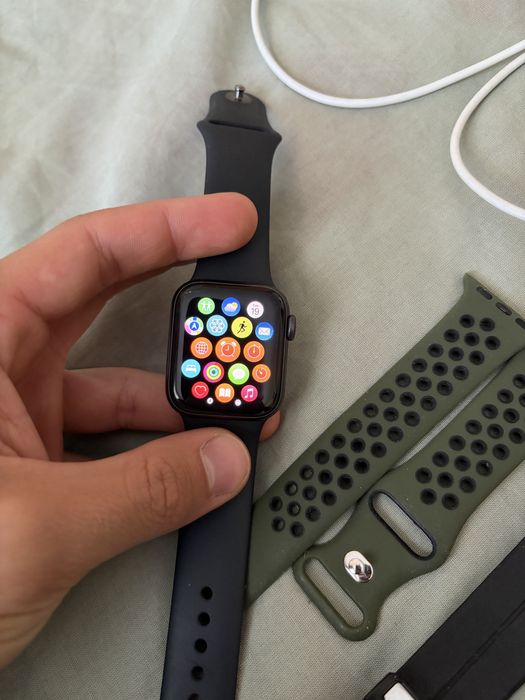 Apple Watch SE2 32GB 40mm почти неизползван