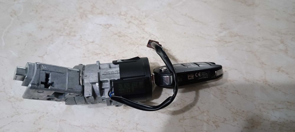 Продавам оригинален контактен ключ за Пежо 508