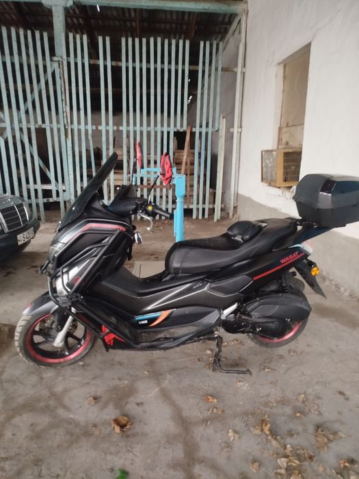 Yamaxa N MAX sotiladi 
180 kub
Tezligi 120 
Benzin rasxoti 4/5 litr
Xo