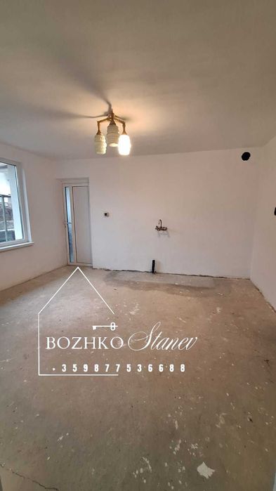 Продавам къща в гр. Долни Чифлик