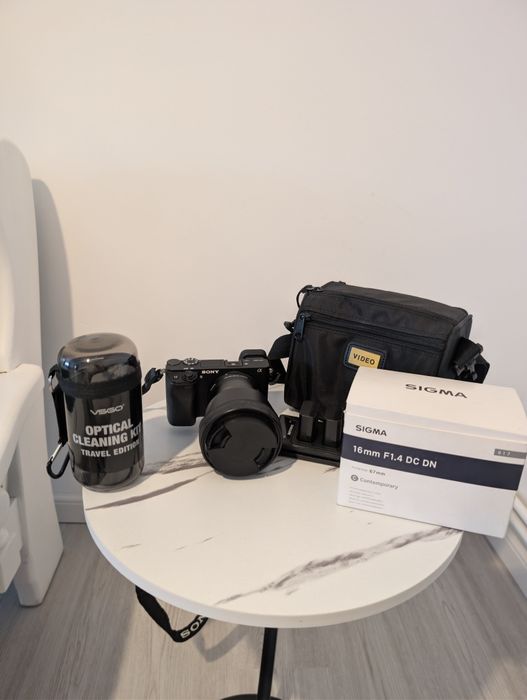 Vând Sony a6300 ,2 obiective,2 baterii,kit întreținere, geantă transport