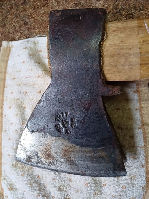 Болта сотилади. Продается топор