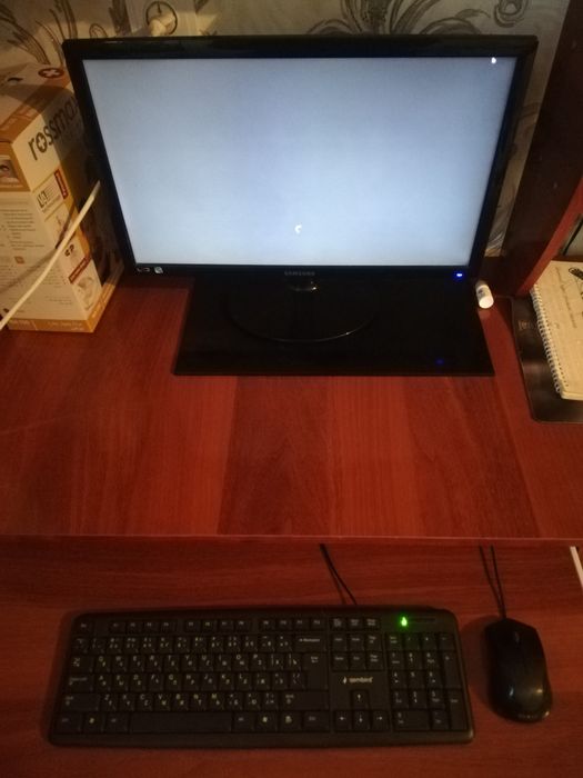 Компьютер и компьютерный стол