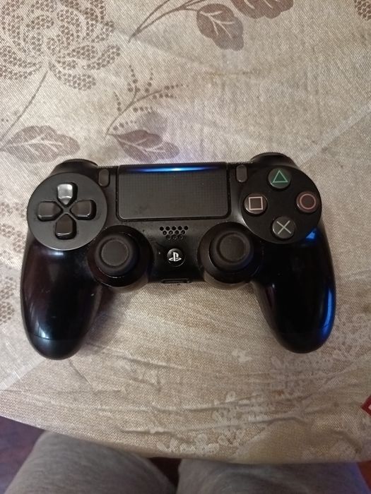 Продавам бял ps4 с 3 игри и контролер