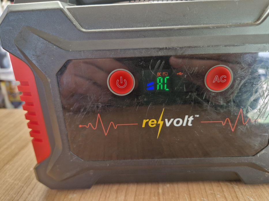 Преносима соларна зарядна станция Revolt