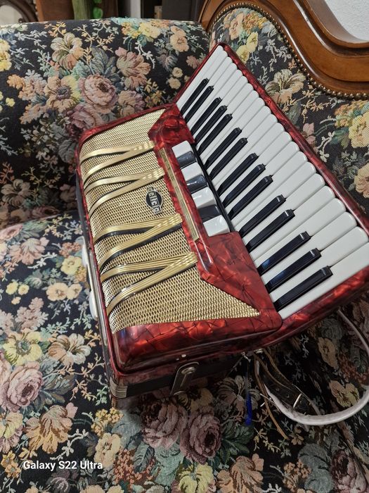 Vînd acordeon : Delicia Melodica 5 cu  96 de basi si 7 schimbatori la