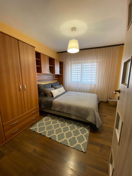 Apartament 3 camere pentru închiriat în zona centrală