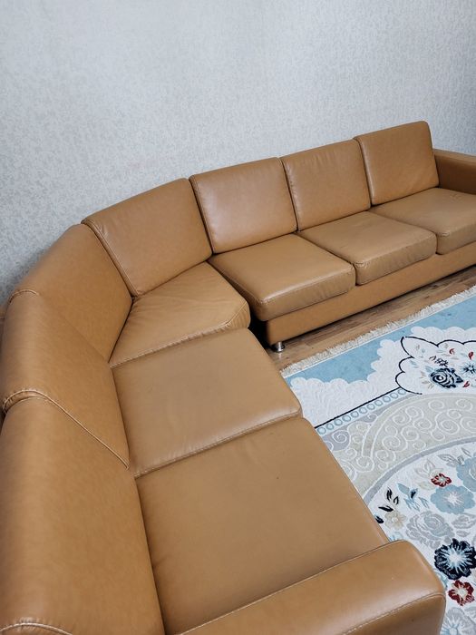 Отличный коричневый диван