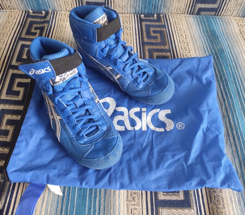 Борцовки бренда ASICS 36 размера

На фото