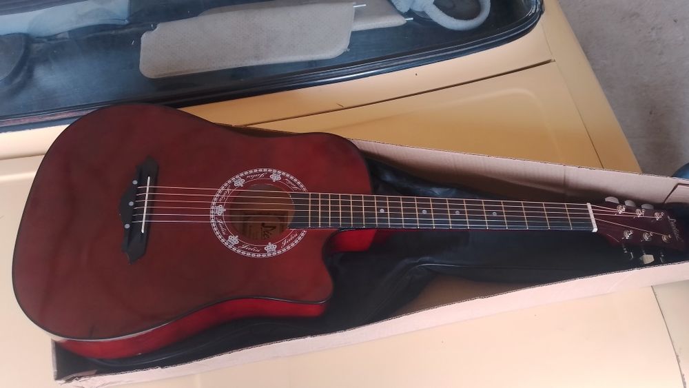 Ishlatilmagan yangi saqlangan gitara Samarqandda