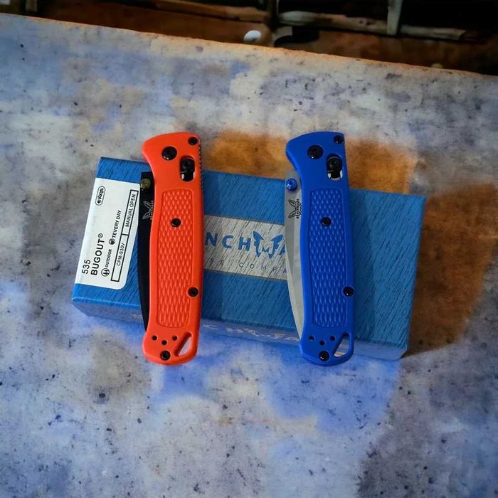 Cutit pliabil Briceag Benchmade Bugout 535, Rosu, Albastru sau Negru