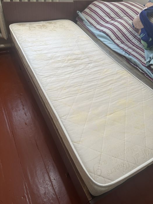 Продам кровать с матрасом 2 штук