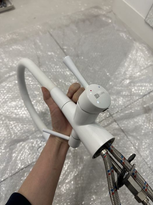 Белый кран LeMark