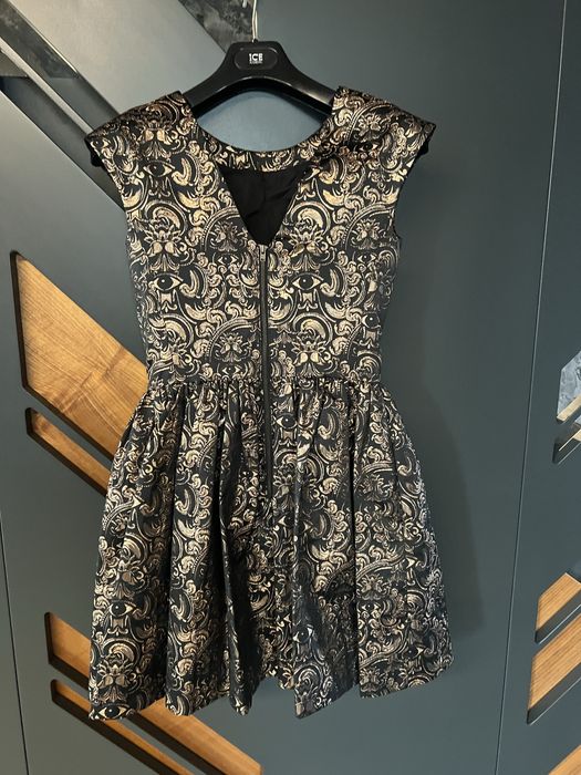 Къса блестяща рокля