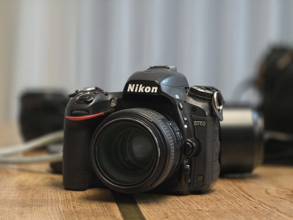 Nikon D750 trusă