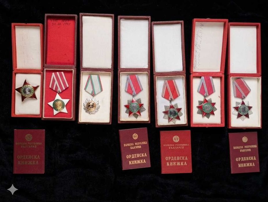 Ексклузивен Лот: 7 Уникални Ордена от НРБ + Орденски Книжки
