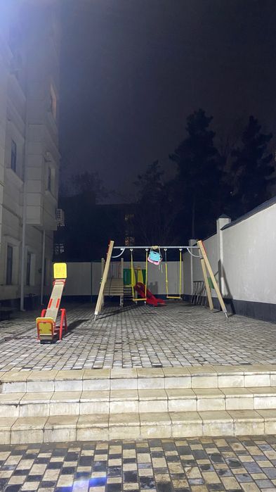 4-х комнатная квартира. Две комнаты на 1 этаже и две на мансарде AU