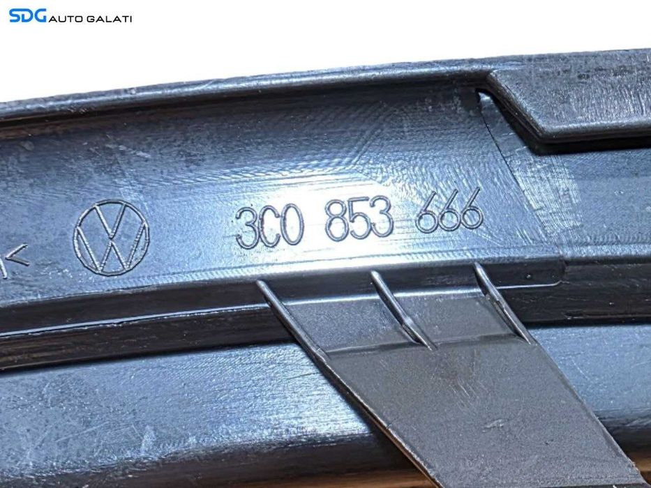 Grila Ornament Proiector Dreapta de pe Bara Spoiler Fata Volkswagen Passat B6 2005 - 2010 Cod 3C0853666 (O Prindere Rupta) [N5103]