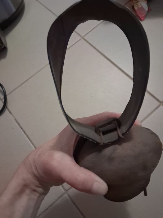 Голяма хлопка с каишка за окачване.