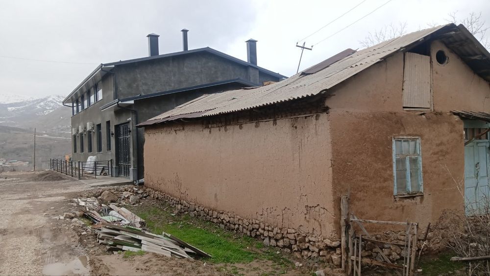 Dakumentlari hammasi joyuda manzarabop yerda joylashgan suv va toglar