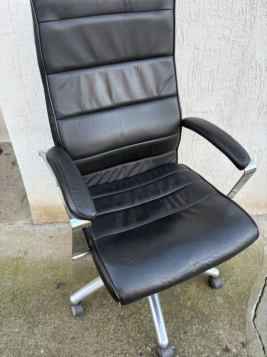 Офис стол , много удобен