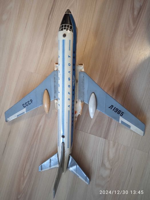 Самолетче Matchbox и стара руска играчка ламаринен самолет