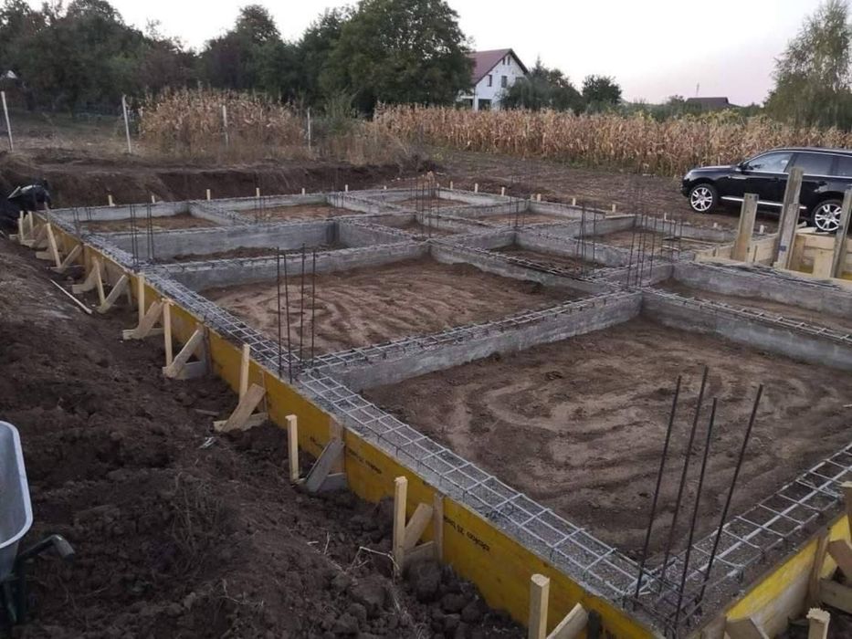 Echipa Executam / Construim Case la Rosu !