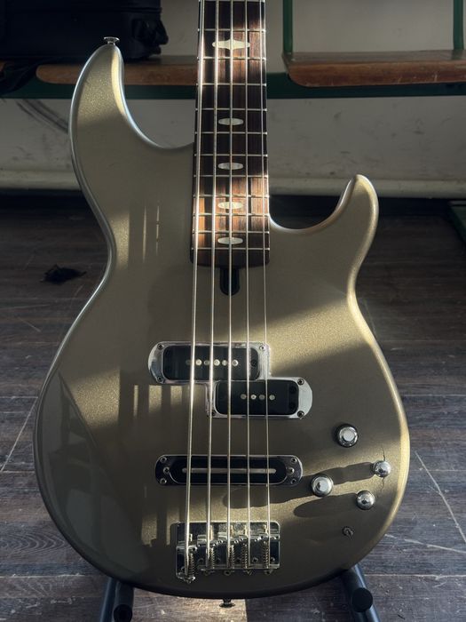 Yamaha bass gitara