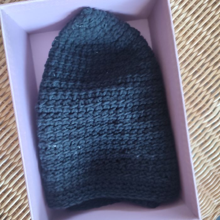 Черна шапка, ръчно изплетена