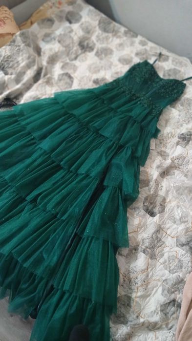 Тъмно зелена официална рокля