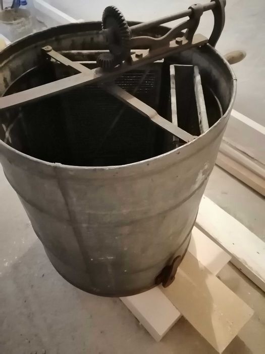 Продам медогонку 2х рамочную