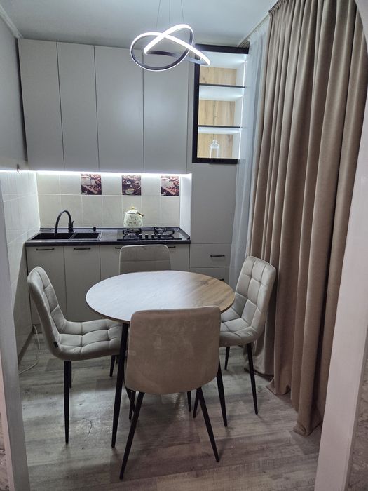 Стол стулясымен агаштан жасалган