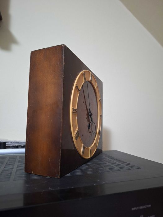 decor Ceas vechi de masa semneu mecanic Becna Vesna URSS CCCP anii 70