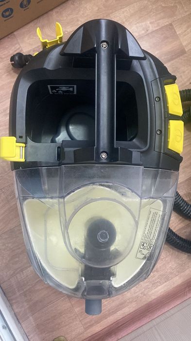 Продам моющий пылесос для химчистки  Karcher 8/1