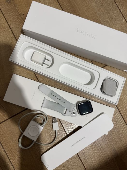 Продам б/у apple watch series 5