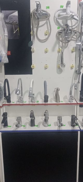 Продам 2 витрины для смесителей