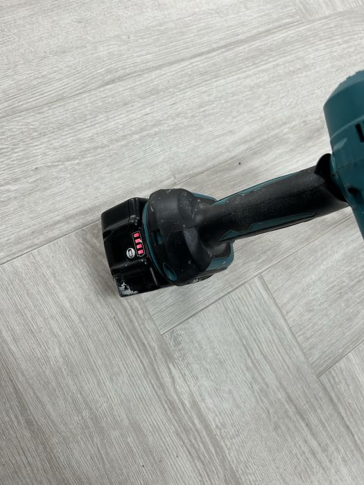 Makita DCG 180 pistol de silicon